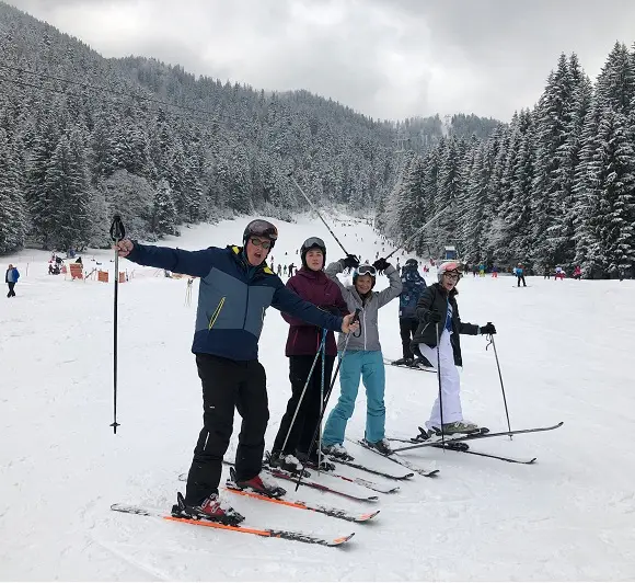 turisti snowboard in muntii romaniei